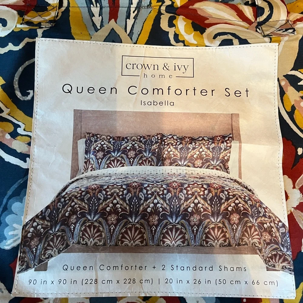 Crown & Ivy Isabella comforter set. Queen size